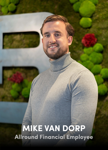 Portrait of Mike van Dorp, Allround Financial Employee, wearing a grey turtleneck with a green wall backdrop.