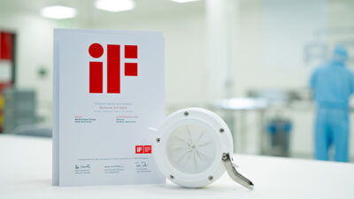 ROMYNOX Iris Valve displayed alongside the official iF Design Award 2025 certificate in a cleanroom environment.